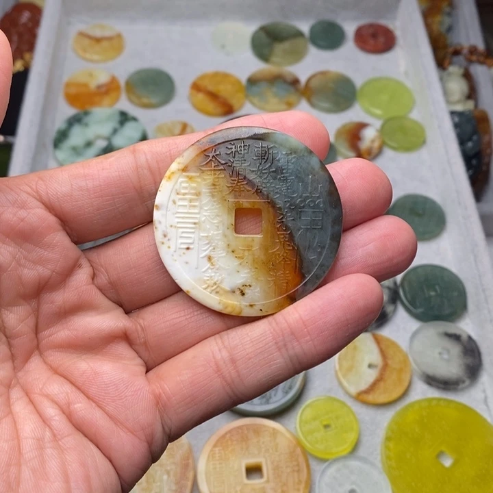 蛇纹石玉未镶嵌颈饰失*叶