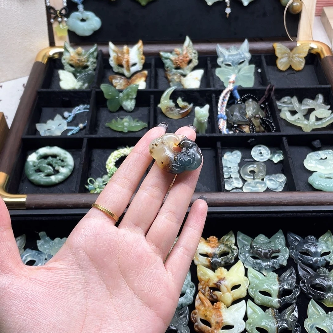 蛇纹石玉未镶嵌颈饰荷花锁