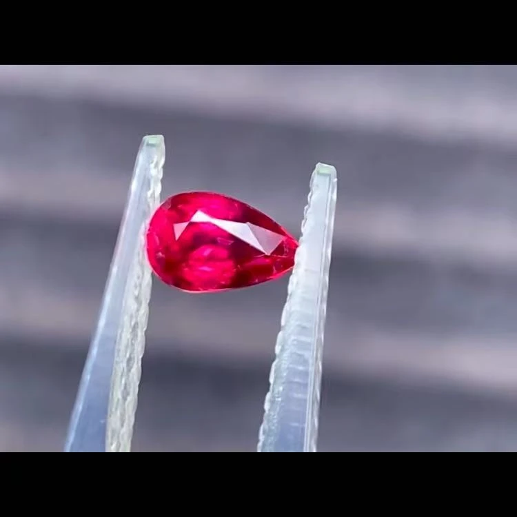 无烧鸽血红红宝石，0.6克拉