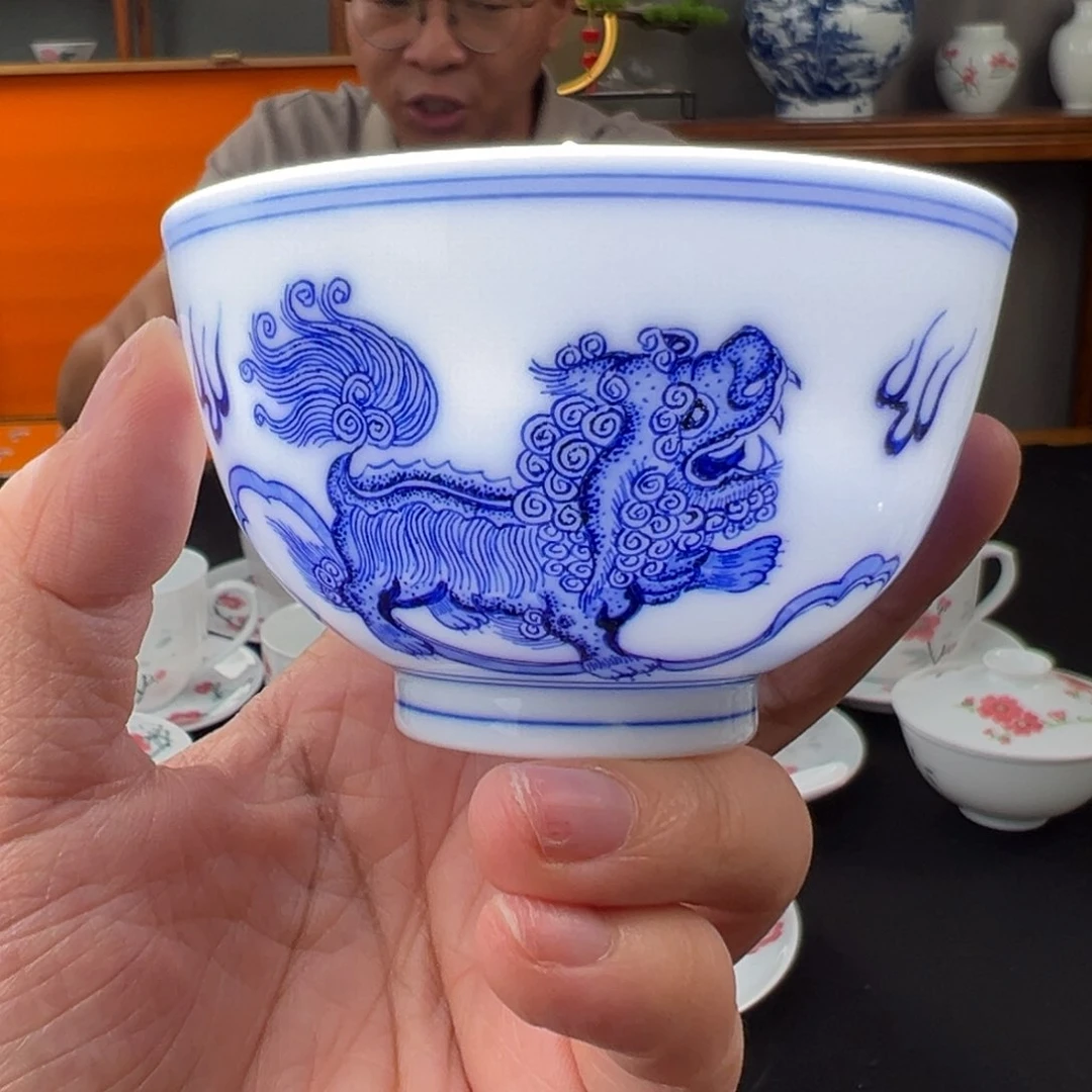 柴窑滑石子精品。双狮绣球直口杯