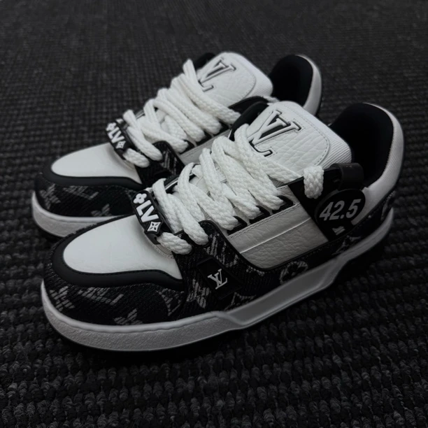 未使用 LouisVuitton/路易威登 小胖丁压纹印花黑白配色 42.5码鞋