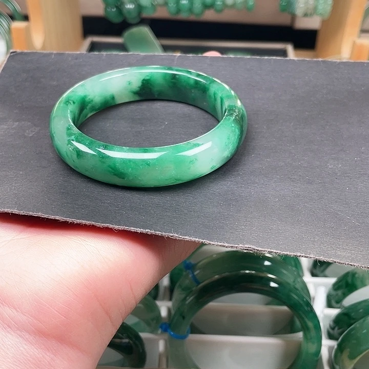 未镶嵌手镯石英质玉