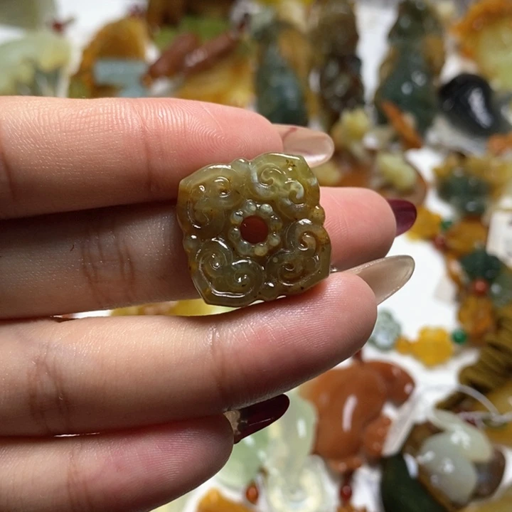 蛇纹石玉颈饰未镶嵌