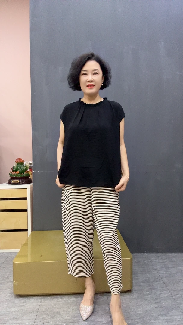 洋气减龄花边领冰棉后开扣上衣