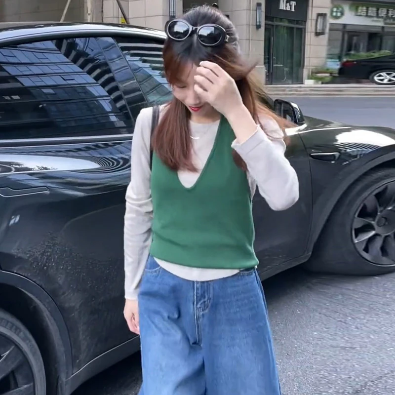 时尚复古绿色挂脖针织衫背心搭配打底衫撞色穿搭女士秋季新款上衣