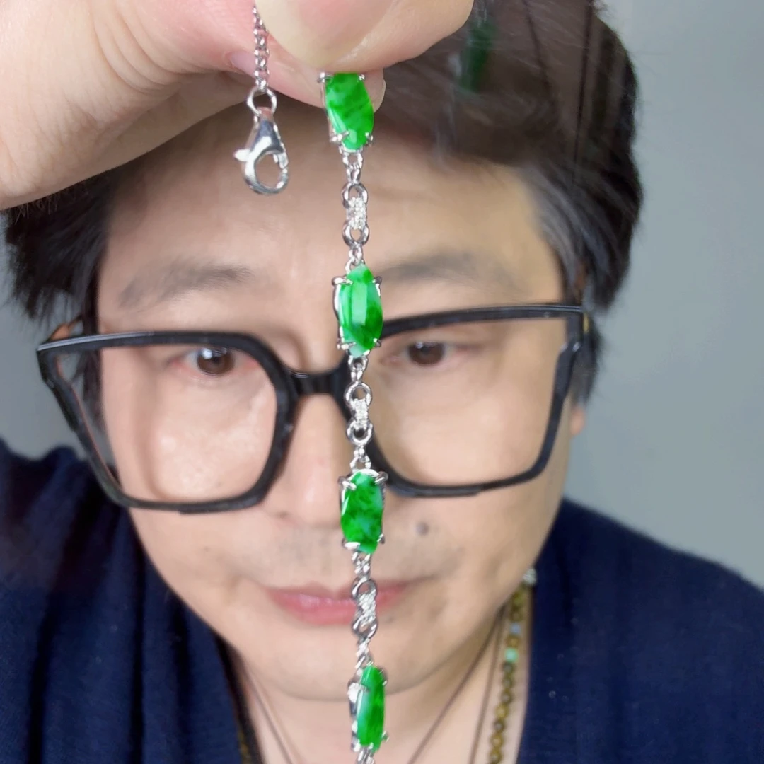 翡翠未镶嵌颈饰一件