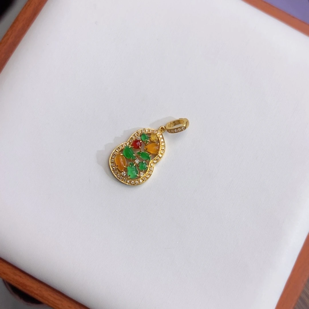 昏***~翡翠18K金镶嵌颈饰翡翠