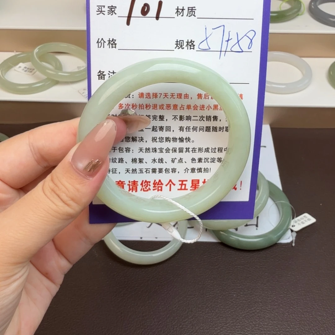 奥****和田玉手镯未镶嵌