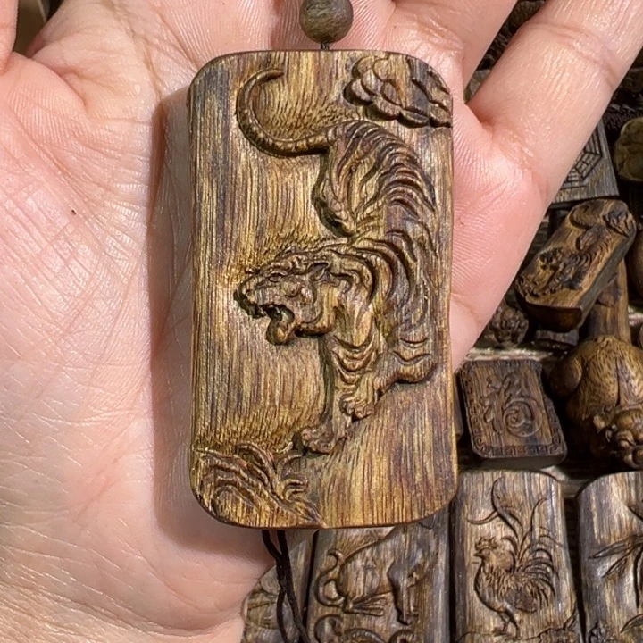 沉香沉香碎屑老白棋沉香雕刻牌10克