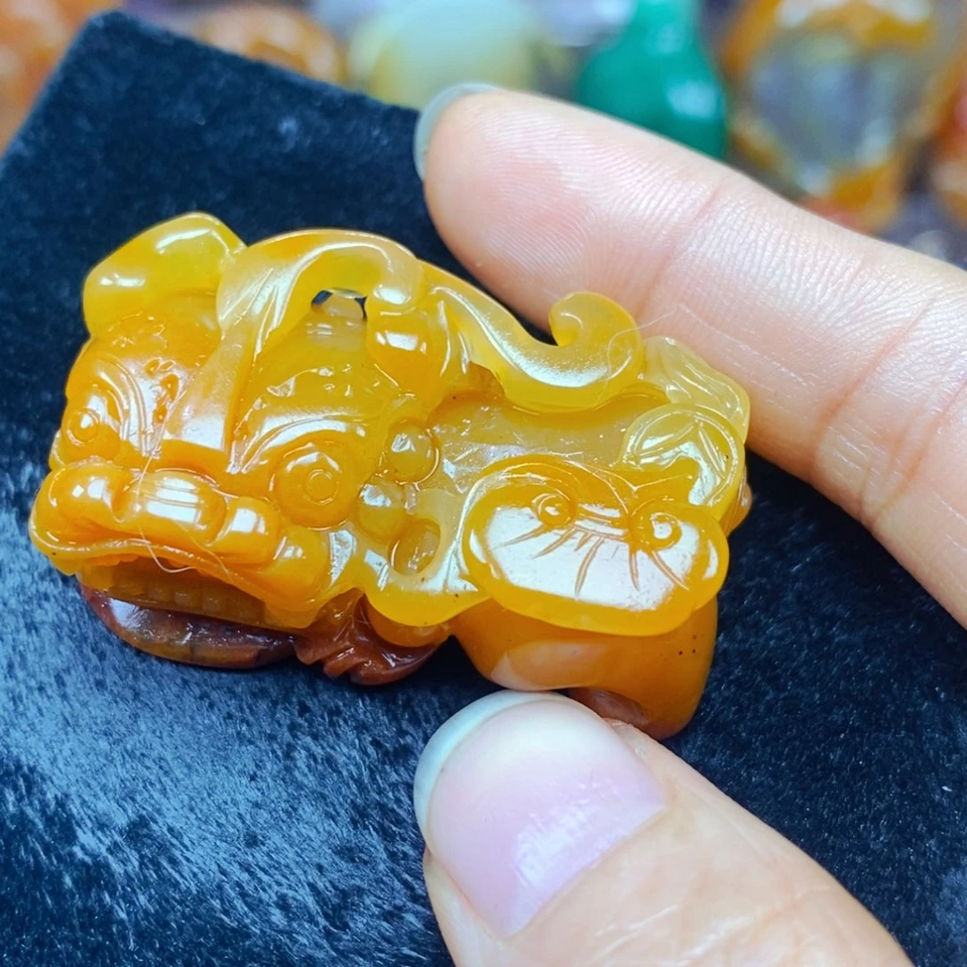 未镶嵌石英质玉（黄龙玉）颈饰