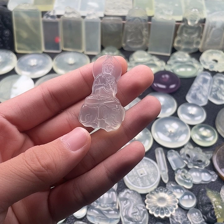 岫玉未镶嵌颈饰普贤