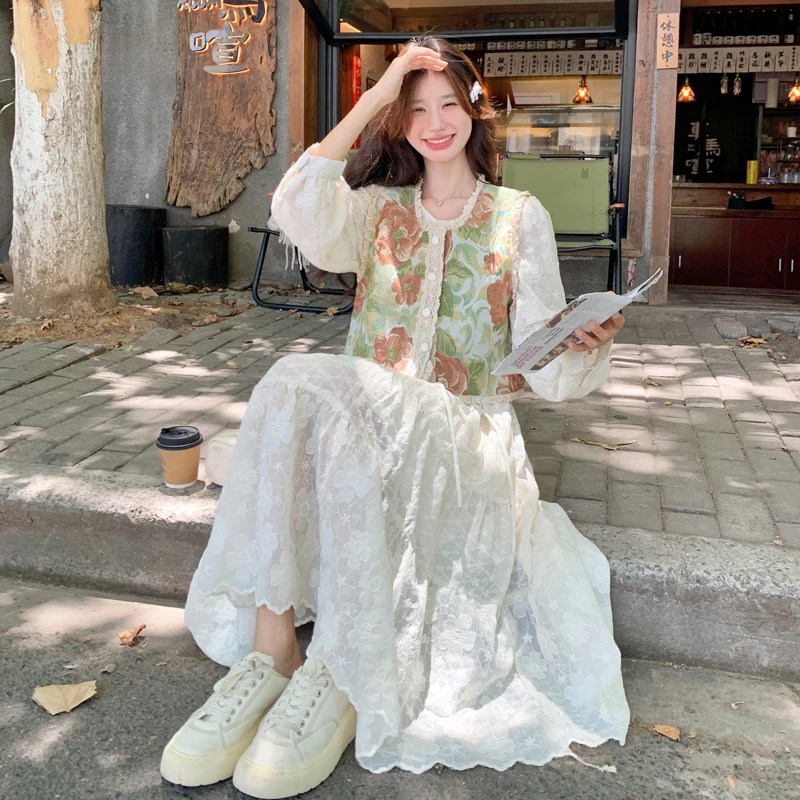春日少女穿搭白色连衣裙套装女2025新款复古印花马甲温柔风两件套