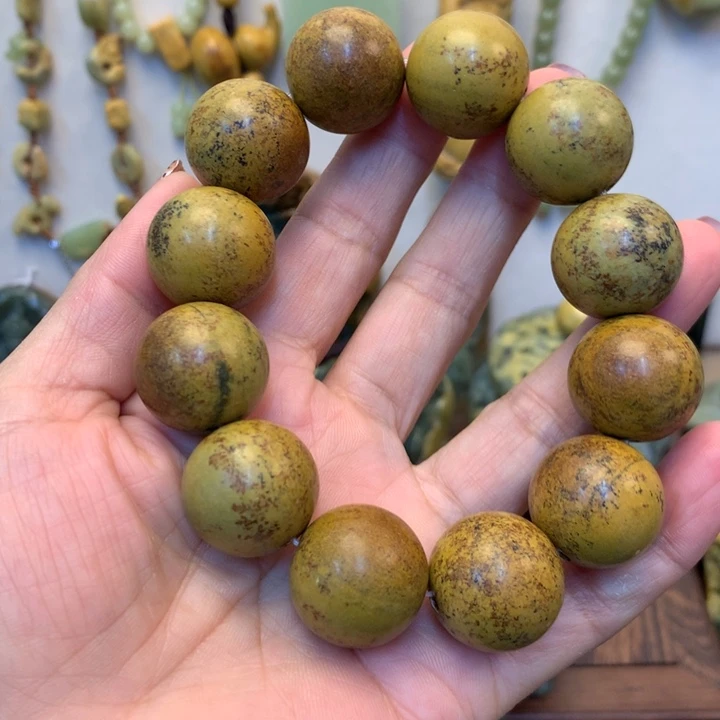 祥***_岫岩河磨玉（透闪石质玉）未镶嵌把件