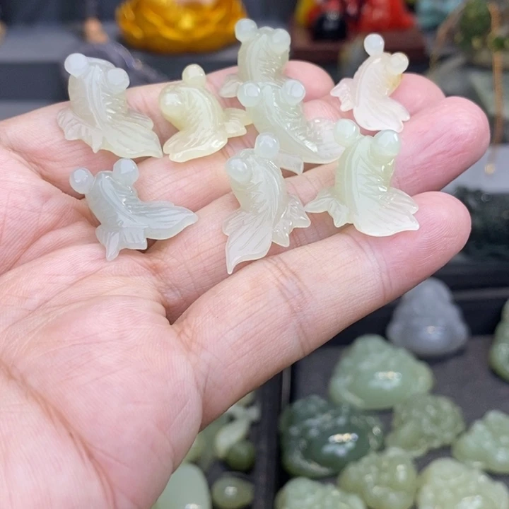 Y***i和田玉未镶嵌颈饰多样性发货一个