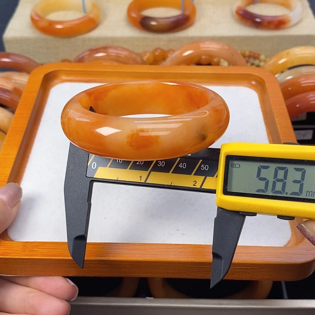 未镶嵌石英质玉（黄龙玉）手镯115号