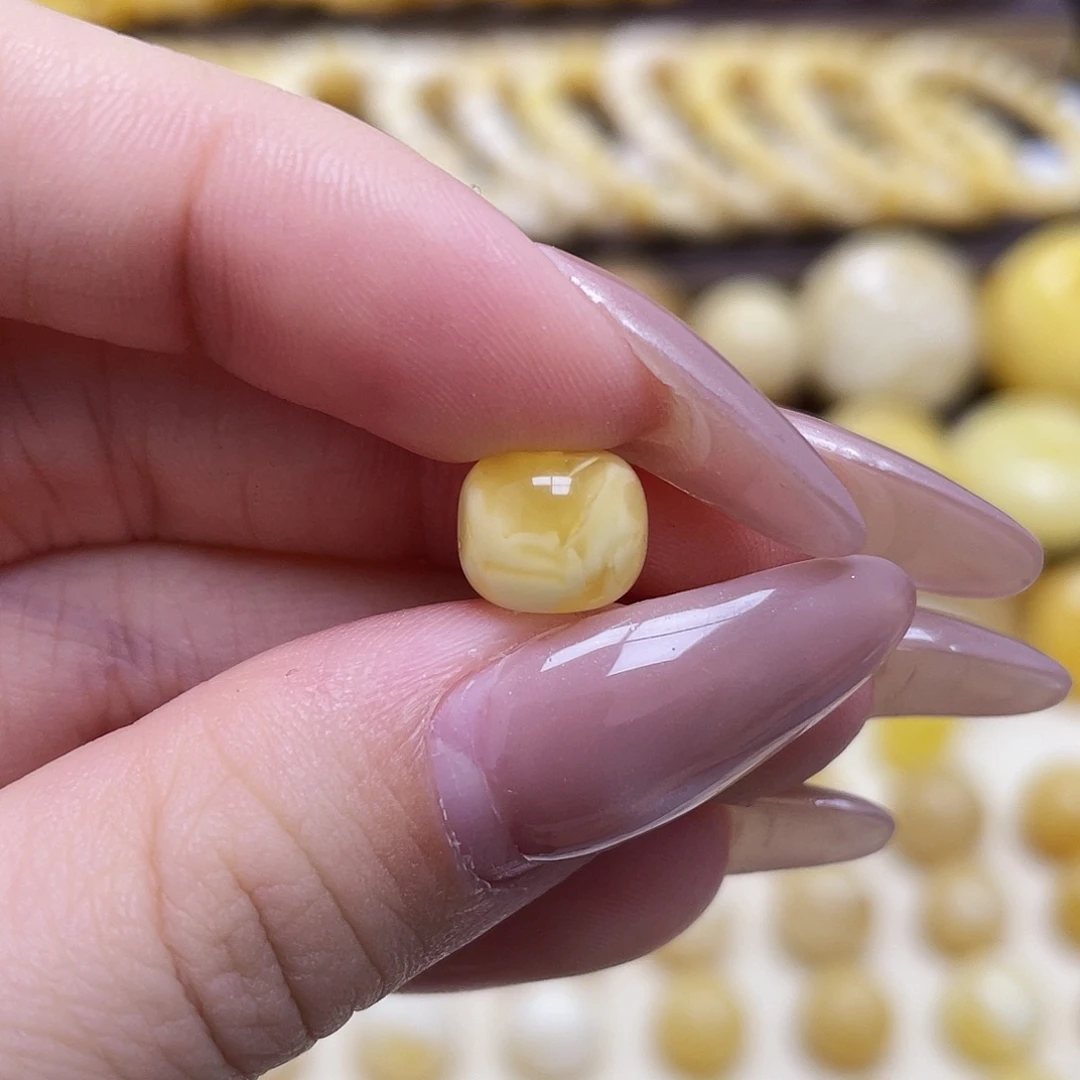 琥珀未镶嵌裸石9.3*7.7mm老型瑕