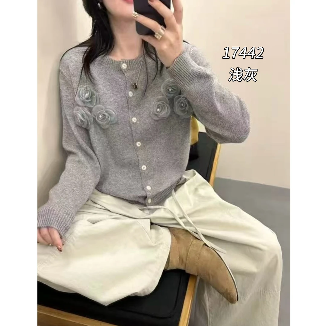 17442 WANGDAN（部无水洗唛介意慎拍)立体花朵加厚针织衫