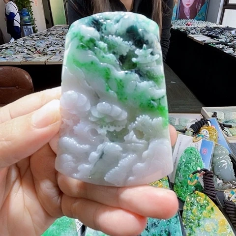 翡翠未镶嵌颈饰一个