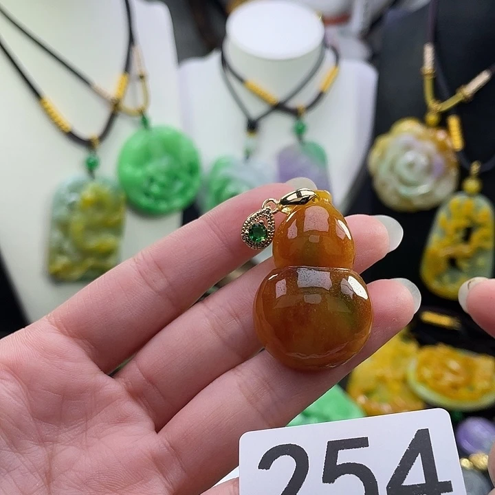 翡翠未镶嵌吊坠(赠链)