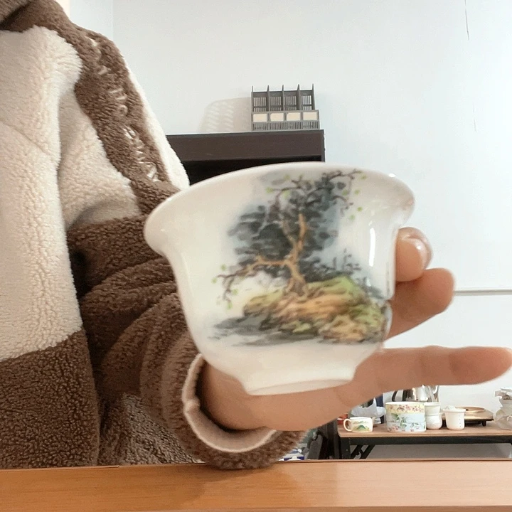 手绘精品山水手捧杯。