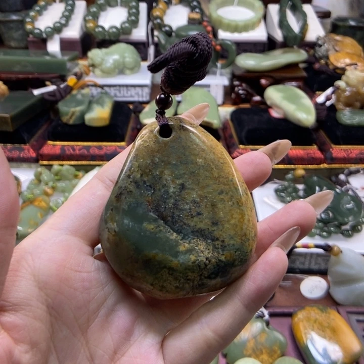 未镶嵌岫岩河磨玉（透闪石质玉）把件