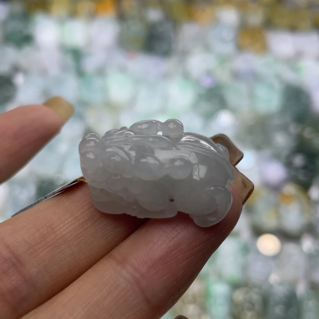 翡翠未镶嵌颈饰貔貅