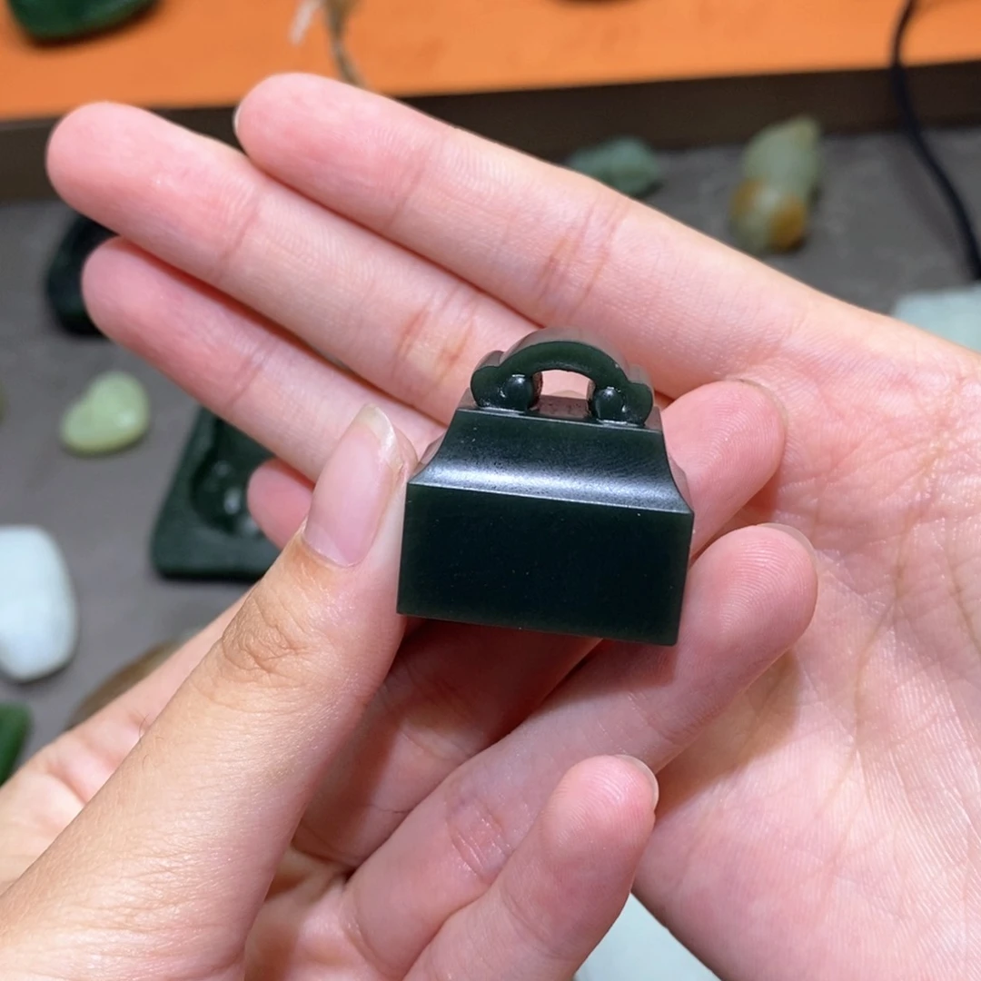 威***仰和田玉未镶嵌颈饰定制