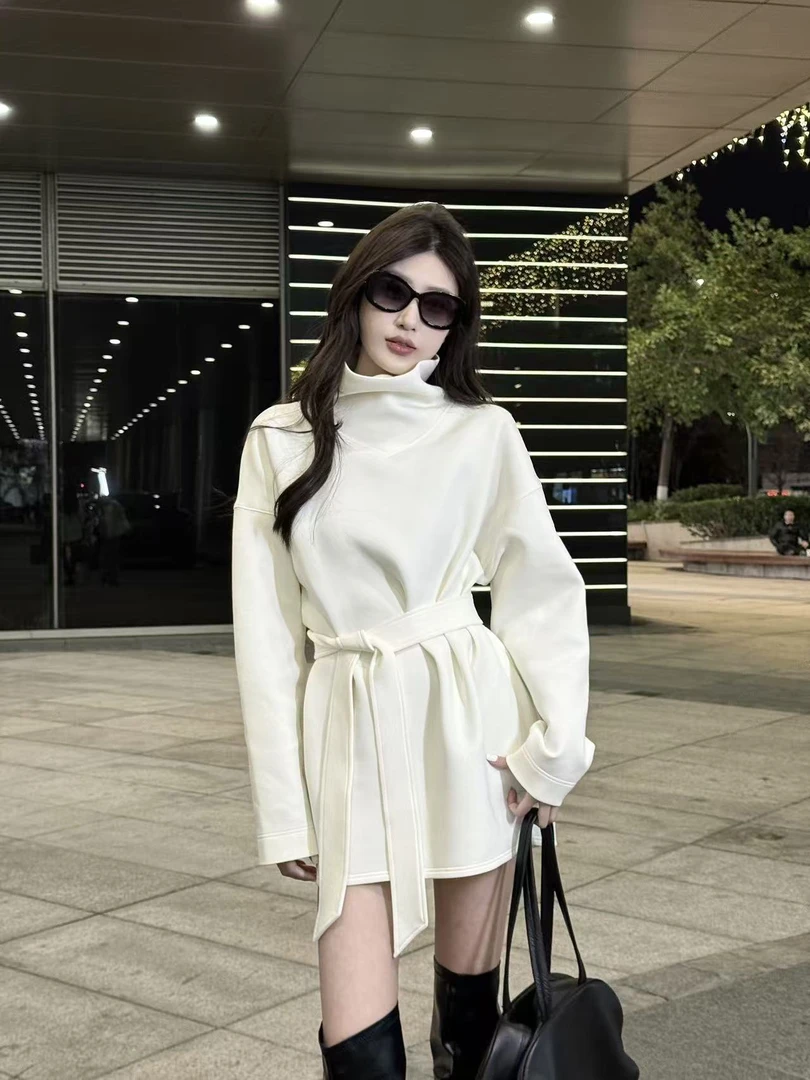 【孙钰颍】白色立领系腰常规长袖针织宽松型秋冬设计感