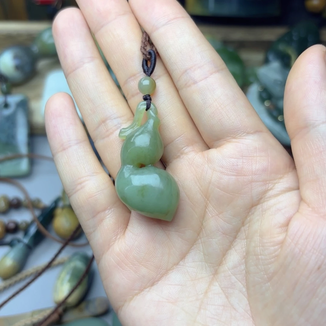 锦****颈饰未镶嵌透闪石质玉