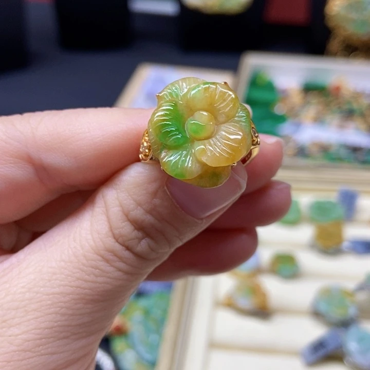 翡翠未镶嵌颈饰戒指