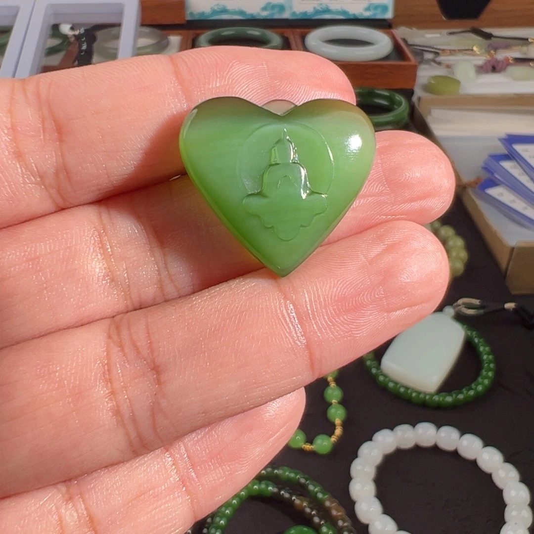 和田玉（碧玉）未镶嵌颈饰辣阳绿猫眼爱心悟道