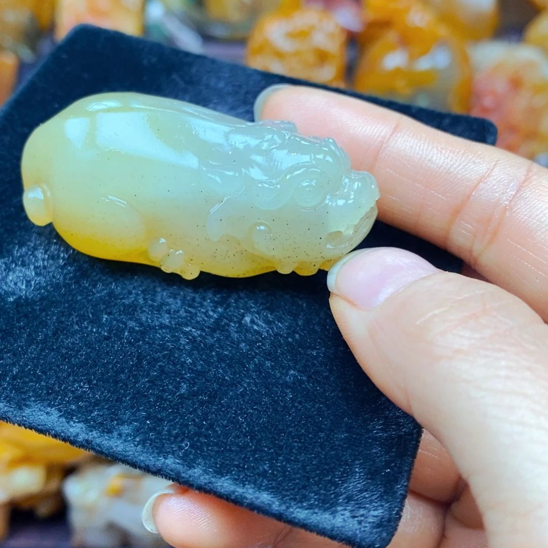 未镶嵌石英质玉（黄龙玉）颈饰