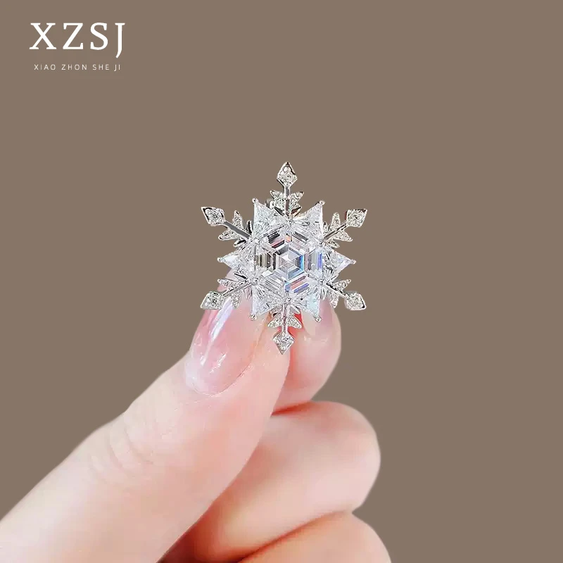 铜锆石胸针 小雪花胸针高档女新款固定别针防走光扣领口胸花徽章