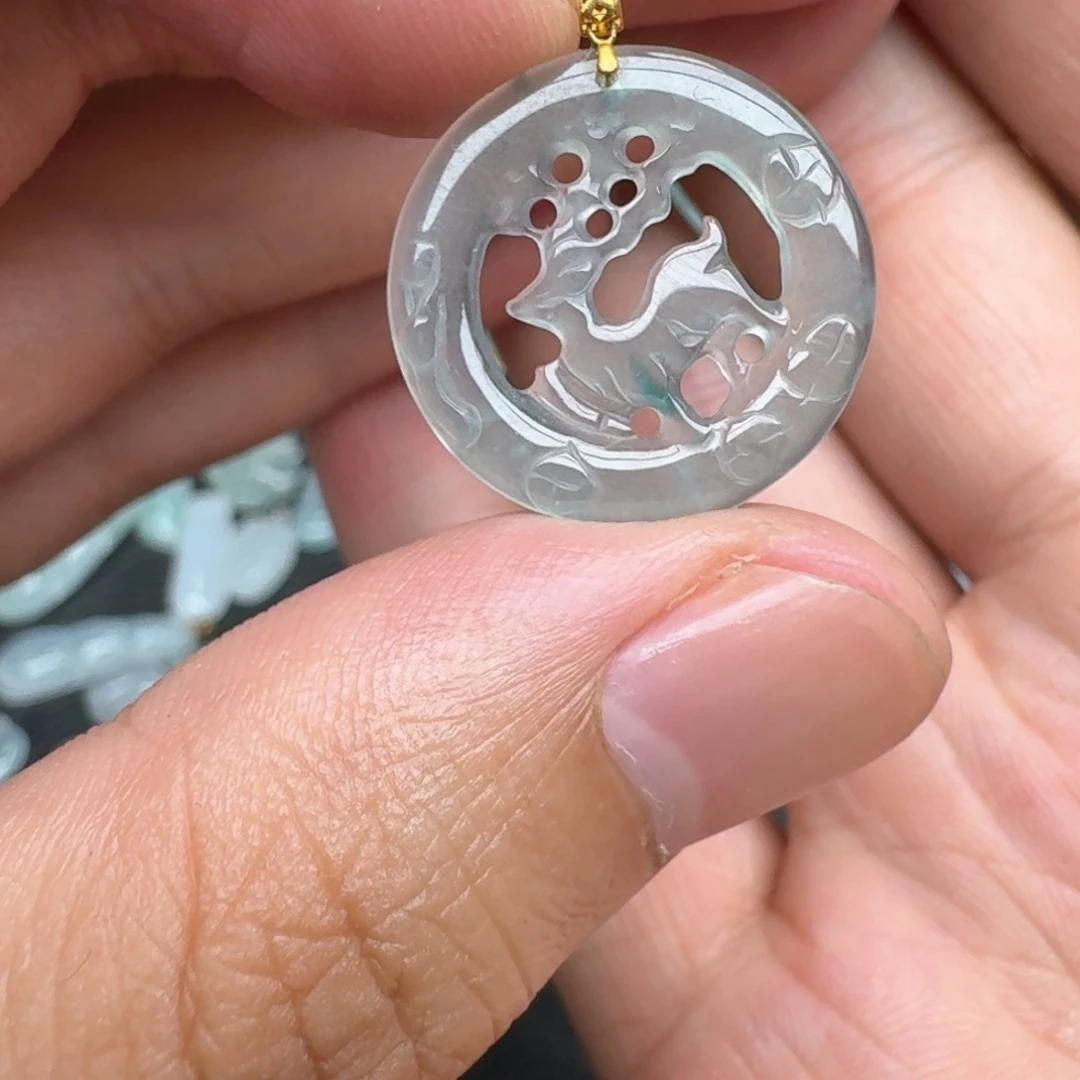 翡翠18K金镶嵌颈饰小鹿牌