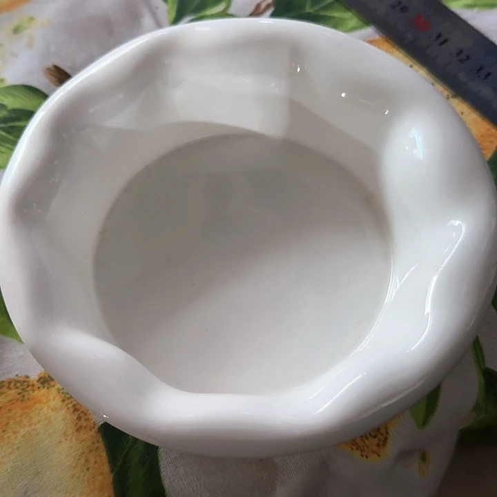 骨瓷花边碗有磕碰的