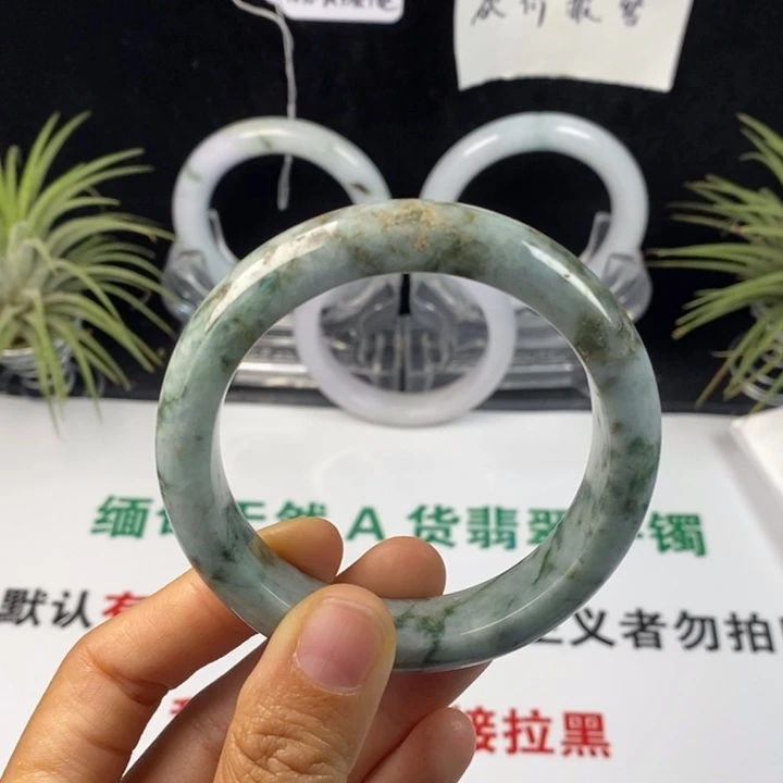 翡翠未镶嵌手镯55号。55.2圈