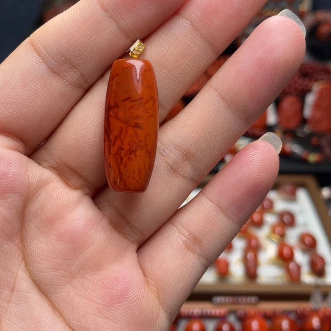 南红玛瑙18K金镶嵌虎皮火焰纹桶珠吊坠