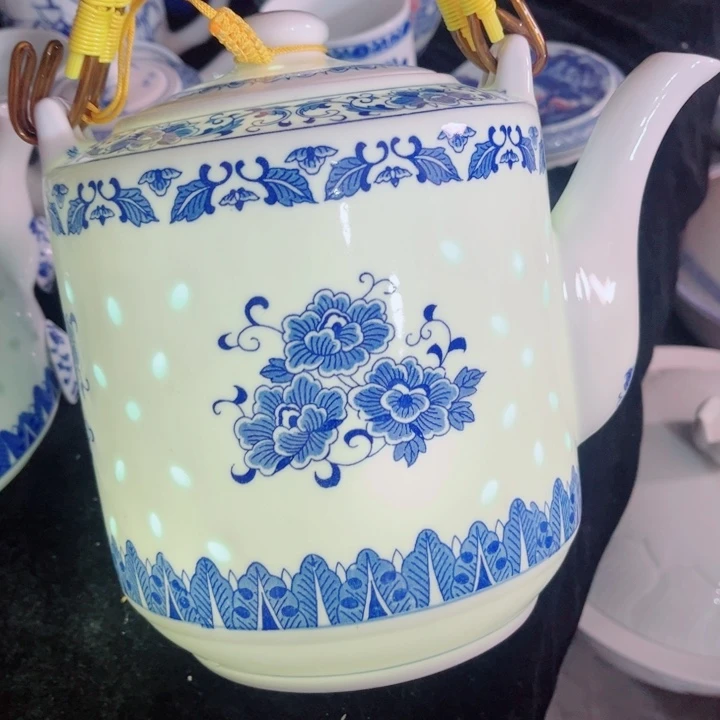 青花玲珑牡丹花提梁壶