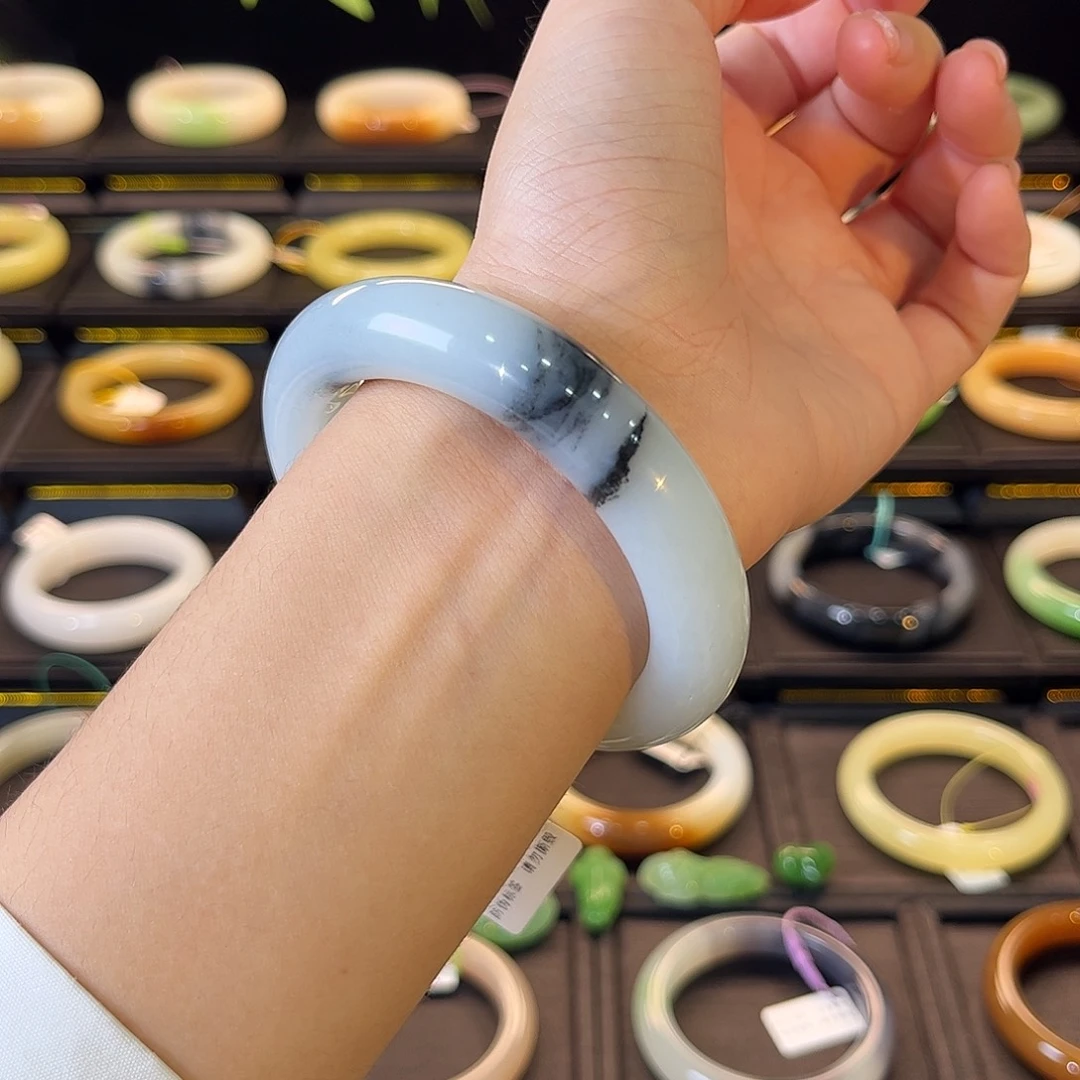 和田玉未镶嵌手镯油糕底青花