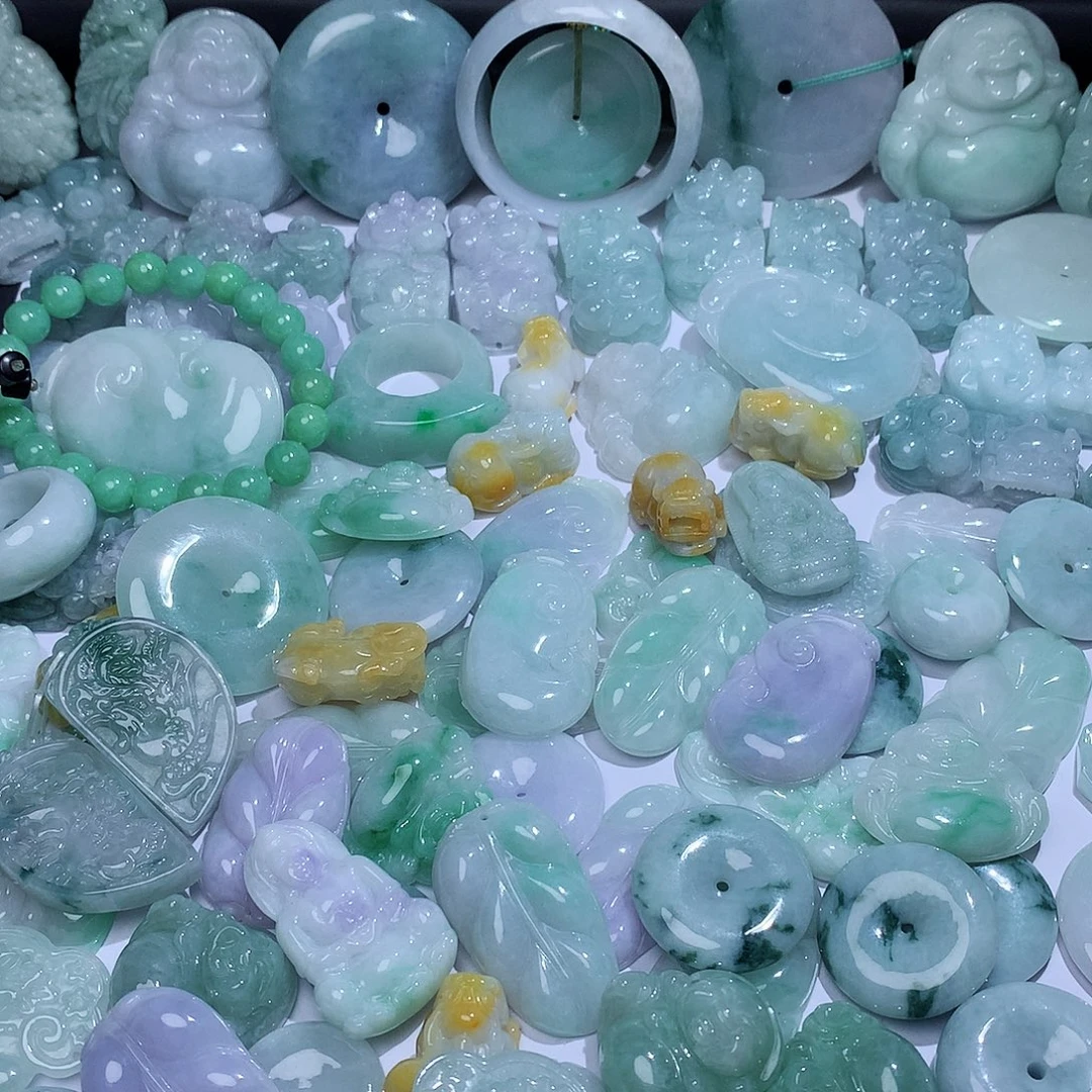 翡翠未镶嵌颈饰1。