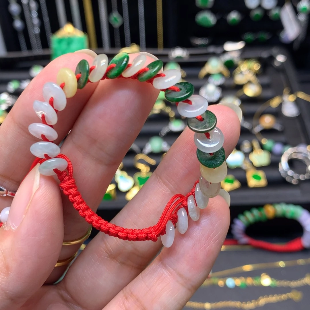 翡翠未镶嵌颈饰有纹