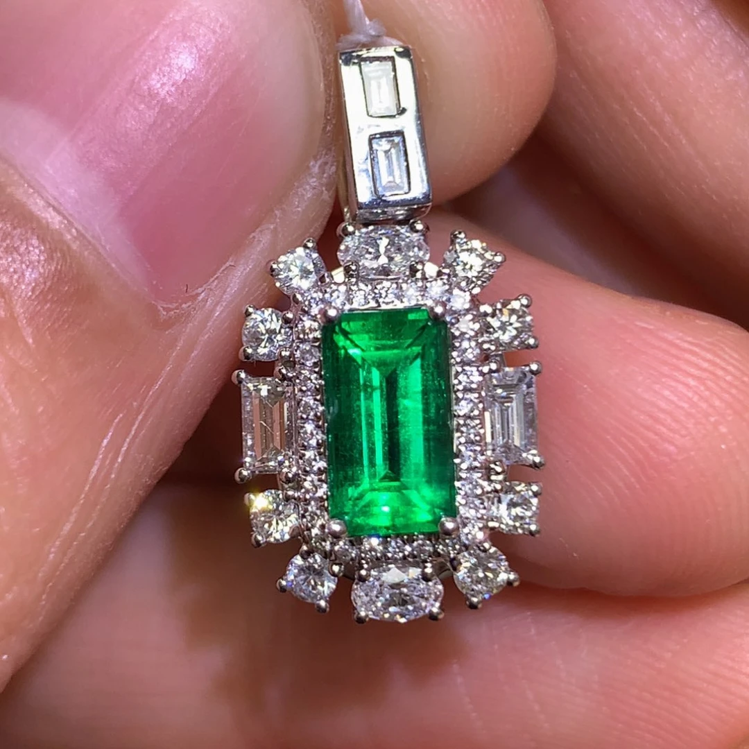 祖母绿颈饰18K金镶嵌