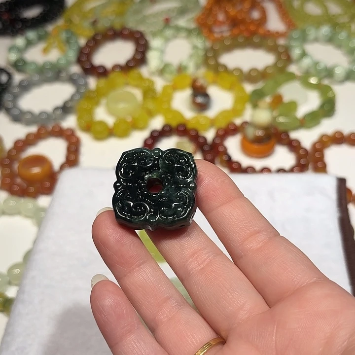 秋***3蛇纹石玉未镶嵌吊坠