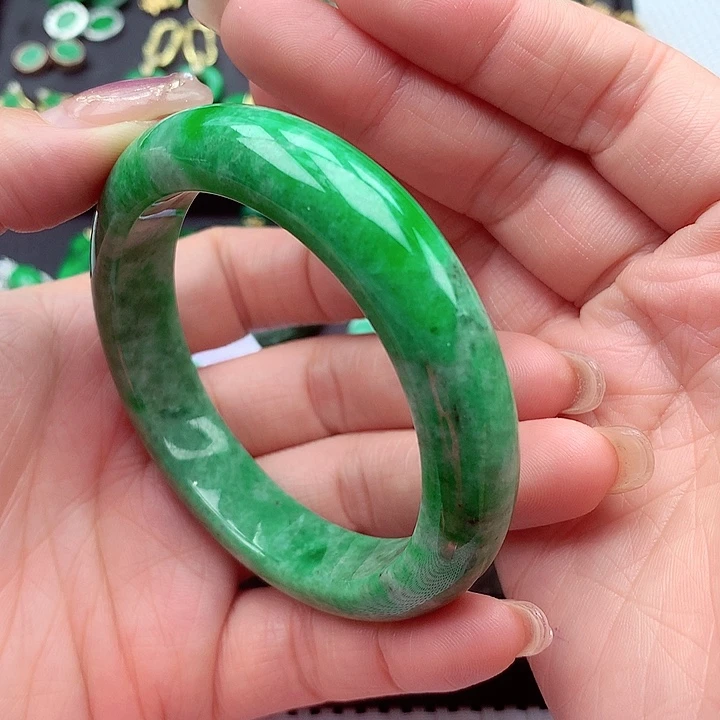 翡翠手镯未镶嵌翡翠