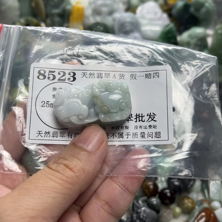 翡翠未镶嵌颈饰8523