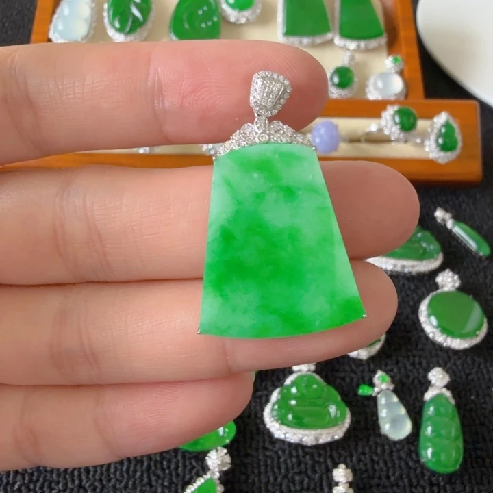 翡翠18K金镶嵌颈饰吊坠