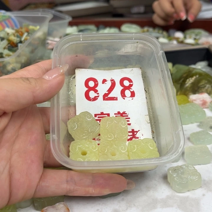 蛇纹石玉足银镀金镶嵌颈饰