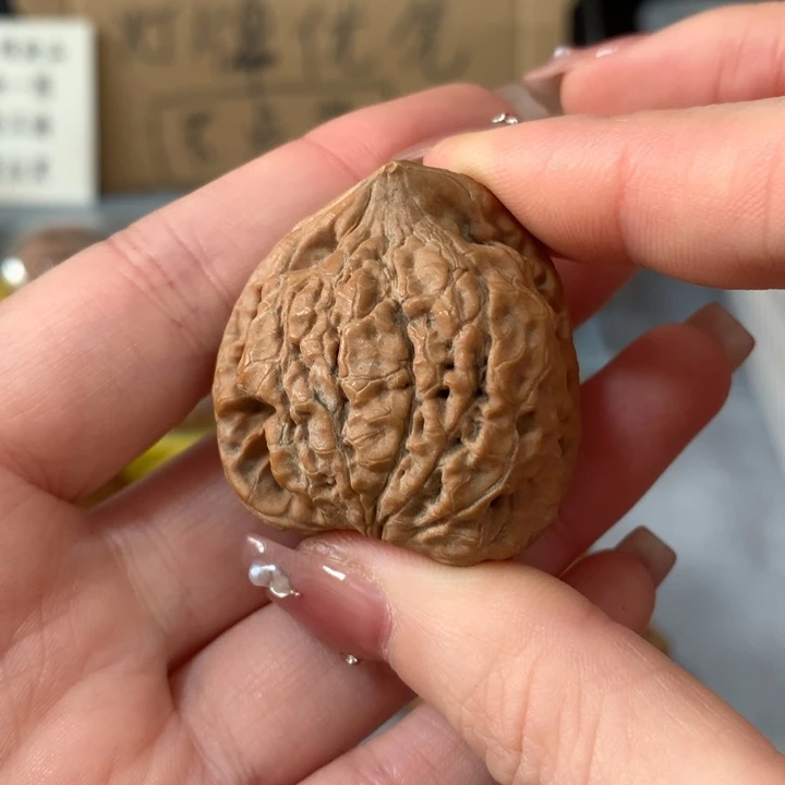 肆****文玩核桃吊坠异形单只，有瑕疵