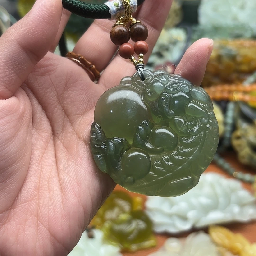 蛇纹石玉未镶嵌颈饰