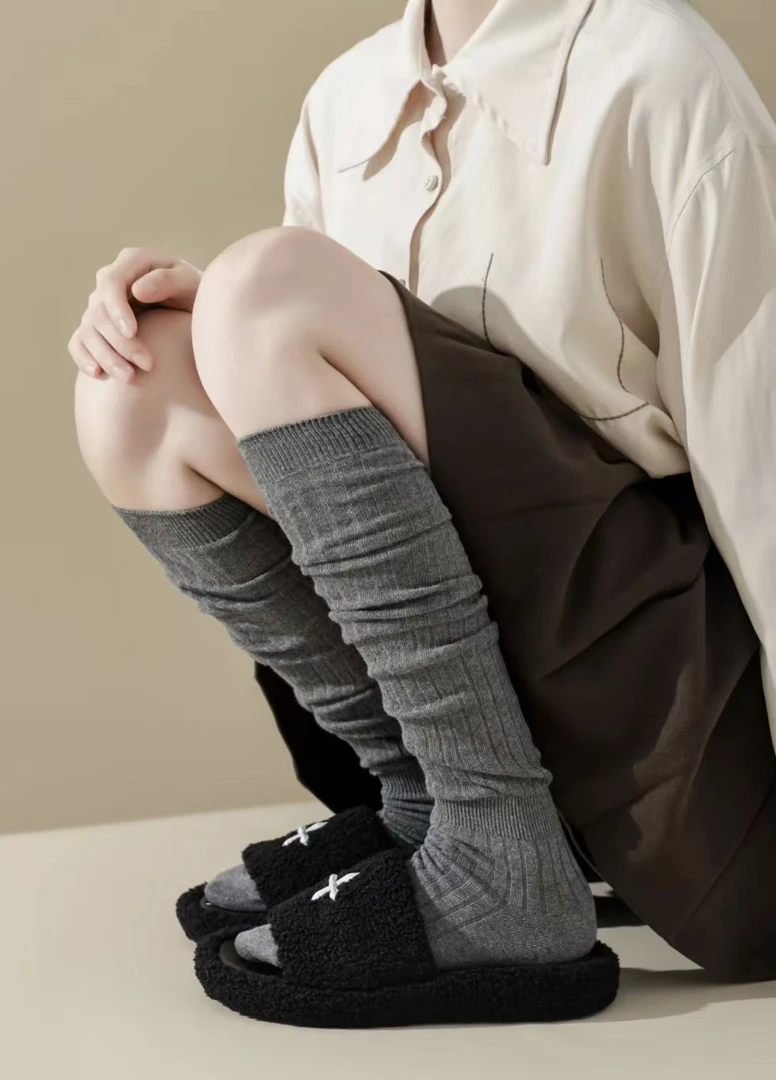 Even一雯【秋冬搭配】灰色长筒过膝袜竖条纹秋冬显瘦高筒袜